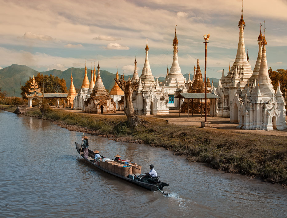 51-429-A-temple-complex-on-Inle-Lake