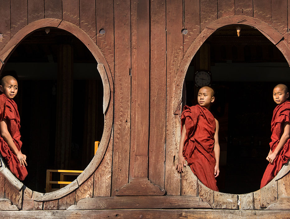 55-507-Young-monks-at-Nyaung-Shwe-Monastery-in-Inle-1