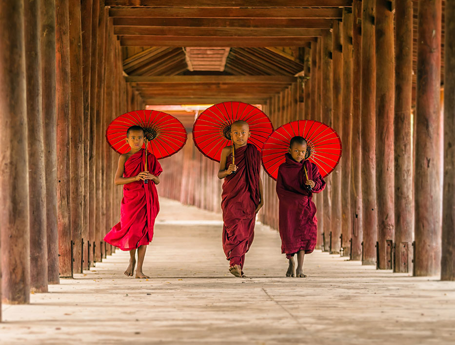 59-776-Young-monks-walking-in-the-temple