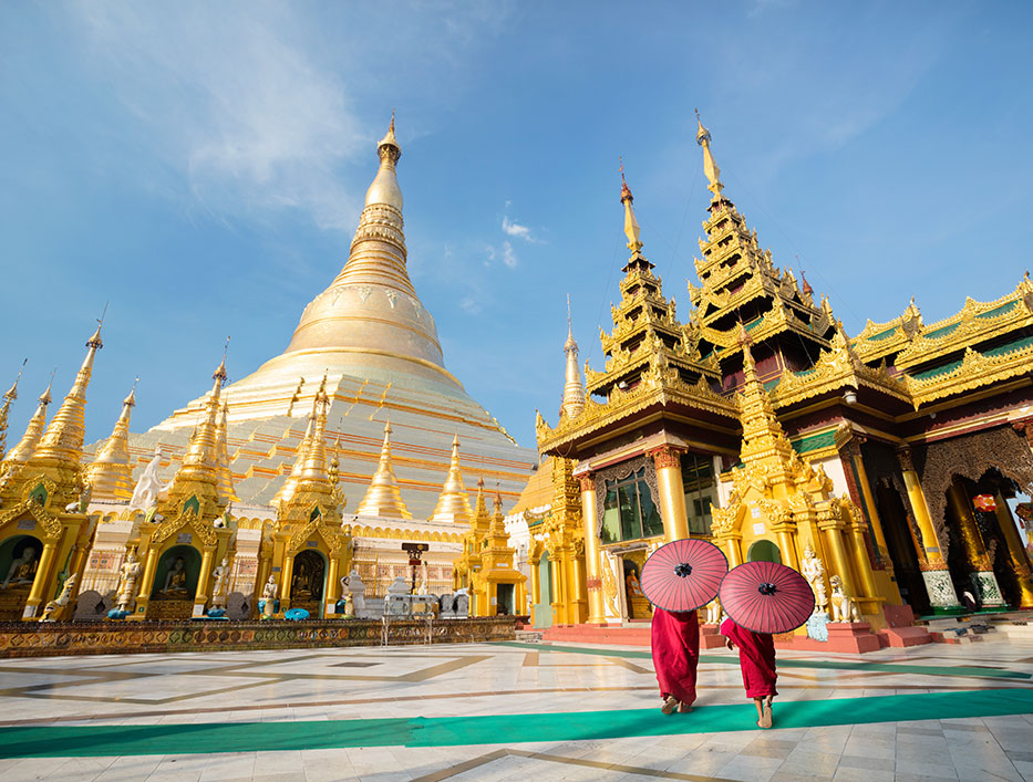 2-531-Monks-at-Shwedagon-pagoda