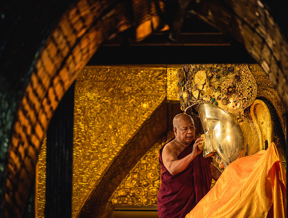 2-578-Washing-Buddha-ceremony-in-Mandalay