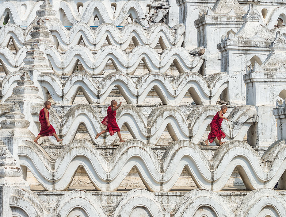 2-875-monks-running-and-jumping-on-the-Mya-Thein-Tan-pagoda-at-Bagan