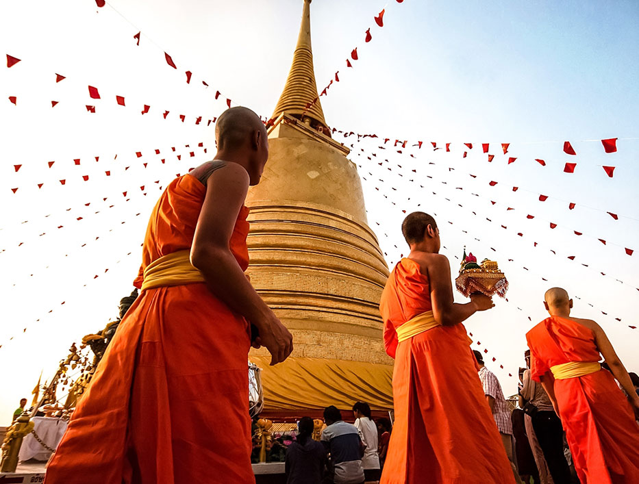 26-88-The-novice-walk-around-the-pagoda-at-the-Wat-Saket