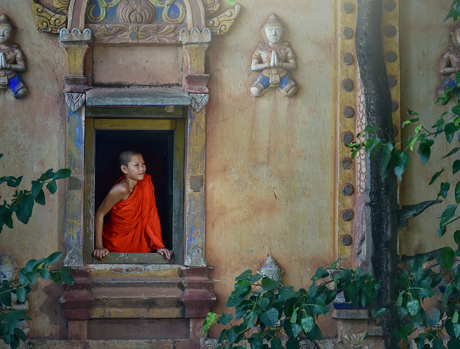19-973-Monk-at-a-temple-in-Bangkok