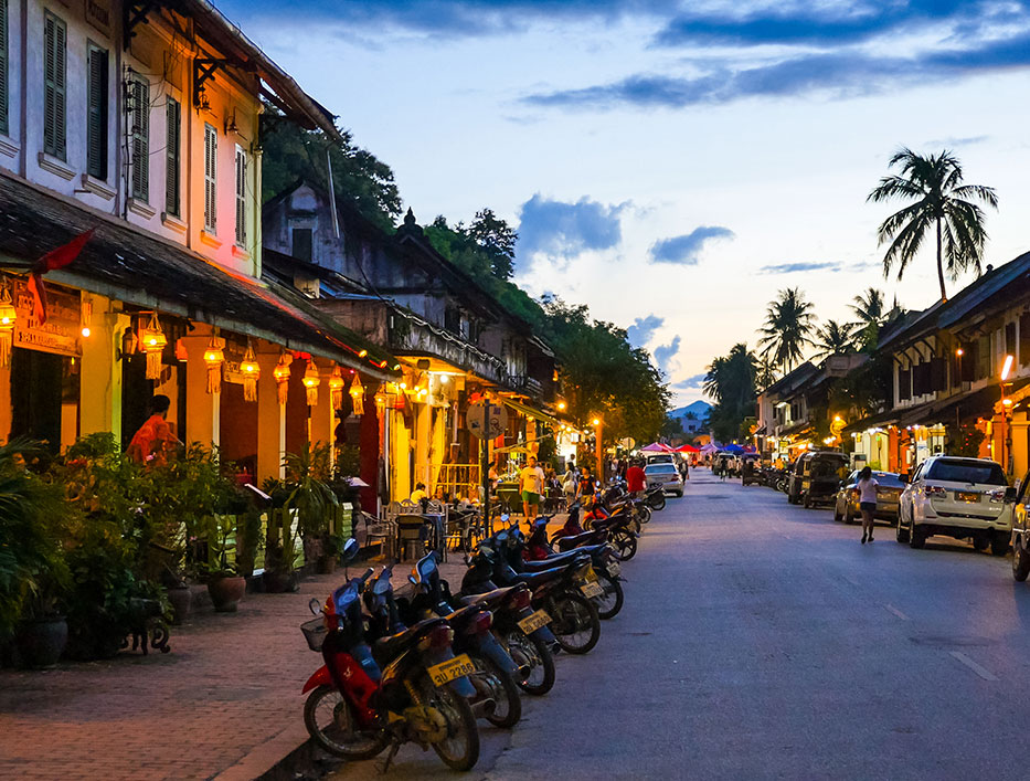 17-167-Luang-Prabang-street-at-night