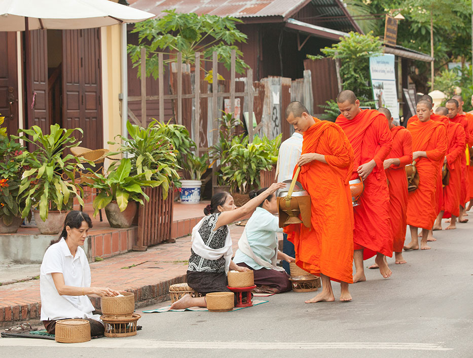 17-980-Morning-alms-giving-in-Luang-Prabang-1