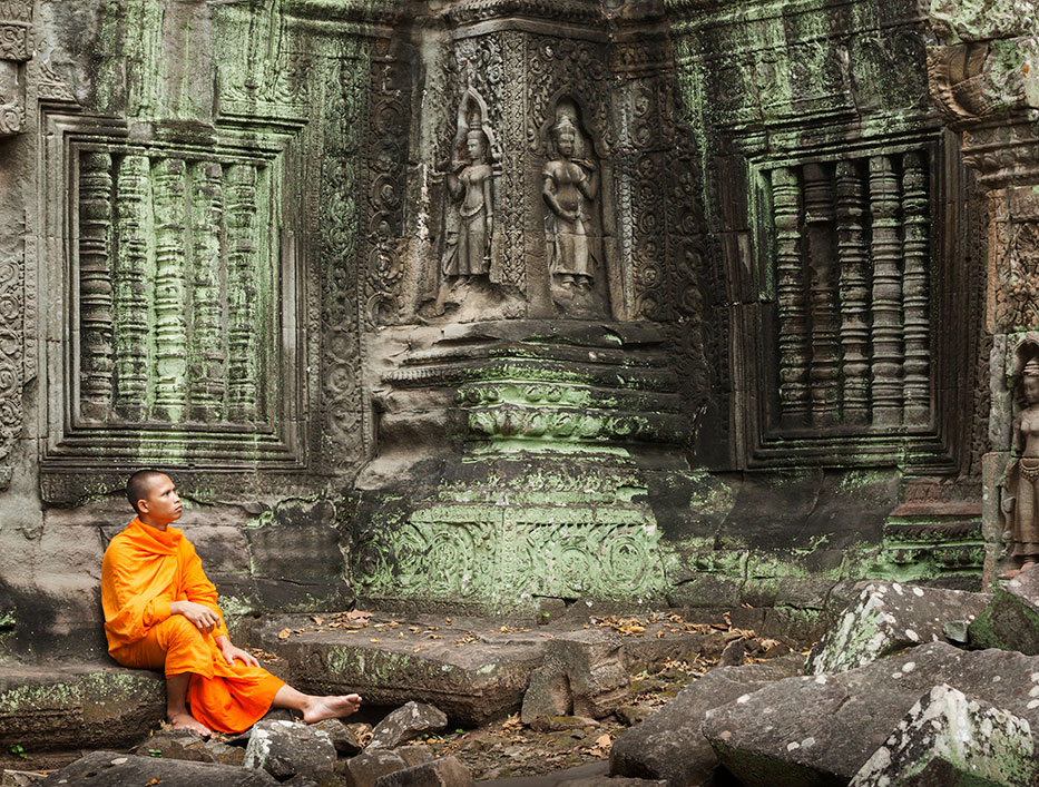 14-499-Monks-at-Angkor-1