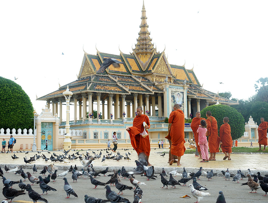 28-449-Monks-at-King-Palace