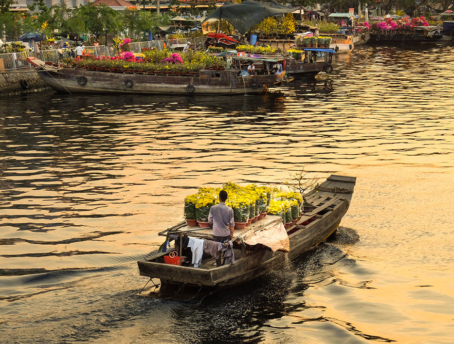 57-531-Boat-on-Saigon-River
