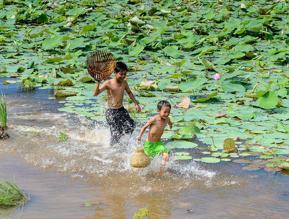 57-968-Children-playing-in-Mekong
