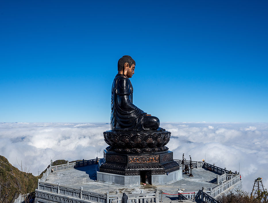 13-725-Big-Buddha-statue-on-the-top-of-fansipan-mountain