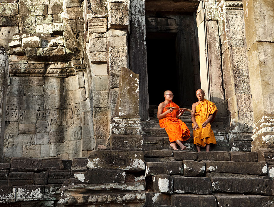 21-553-Monks-sitting-in-Angkor