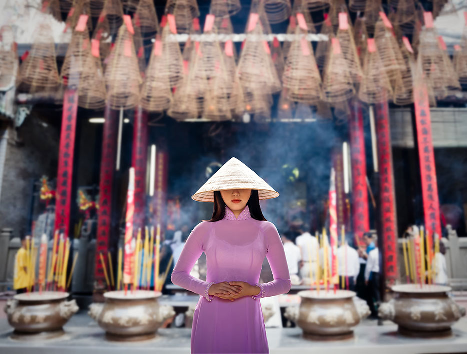 1-947-Girl-in-traditional-ao-dai-in-SG