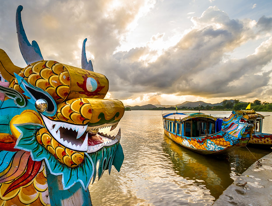 14-282-Dragon-boat-on-Huong-River