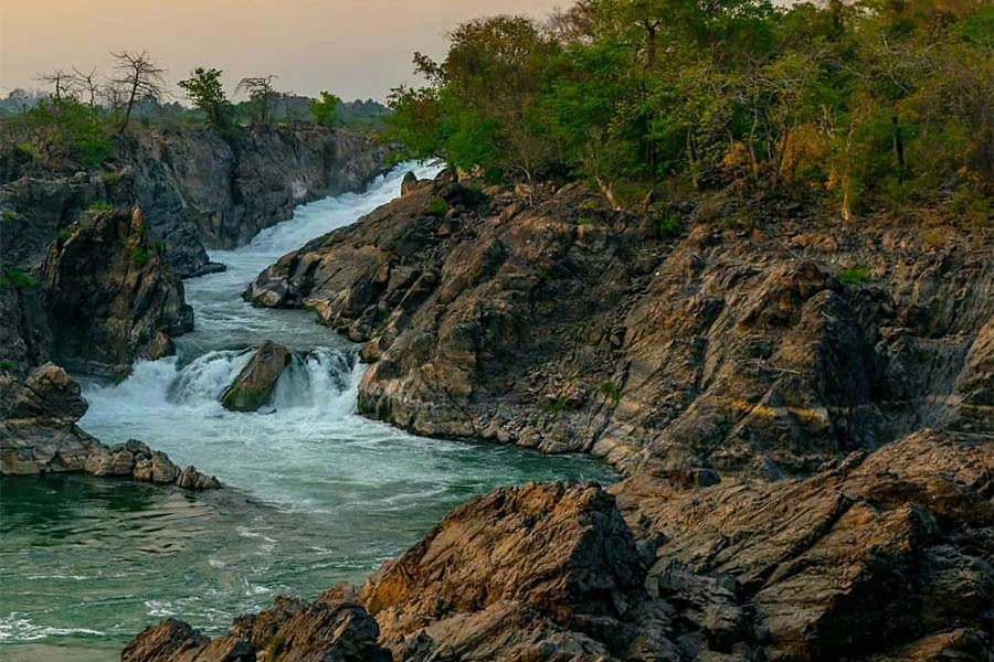 Lungo Il Maestoso Fiume Mekong